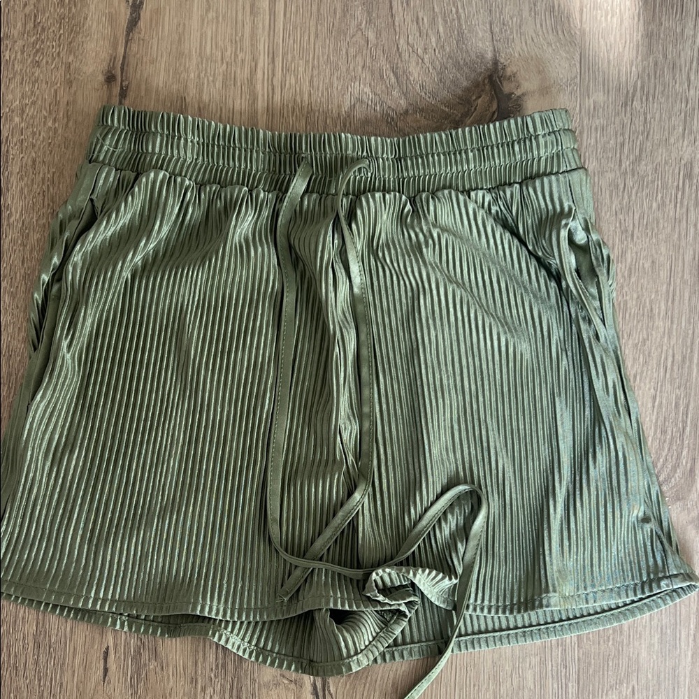 Kittenish Olive Green Pleated Drawstring Athletic Shorts